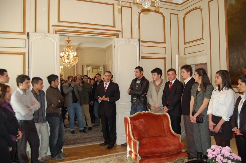 ÜNİVERSİTELİLER KONUTTA HEM TANIŞTI HEM BAYRAMLAŞTI