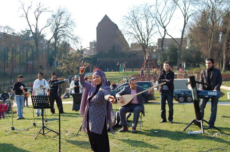 BRÜKSEL’DE NEVRUZ TÜRKÜLERLE KUTLANDI