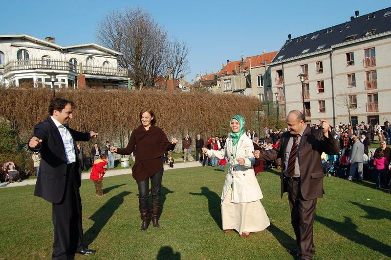 BRÜKSEL’DE NEVRUZ TÜRKÜLERLE KUTLANDI