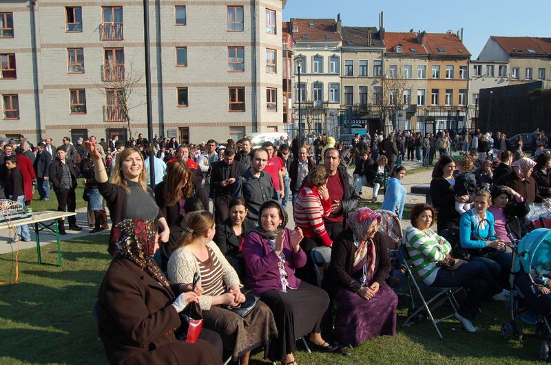 BRÜKSEL’DE NEVRUZ TÜRKÜLERLE KUTLANDI