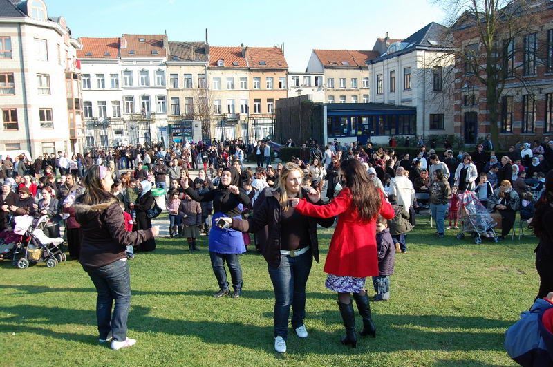 BRÜKSEL’DE NEVRUZ TÜRKÜLERLE KUTLANDI
