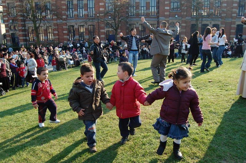 BRÜKSEL’DE NEVRUZ TÜRKÜLERLE KUTLANDI