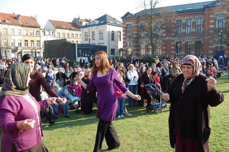 BRÜKSEL’DE NEVRUZ TÜRKÜLERLE KUTLANDI