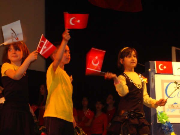 LİEGE BÖLGESİNDE COŞKULU 23 NİSAN KUTLAMASI