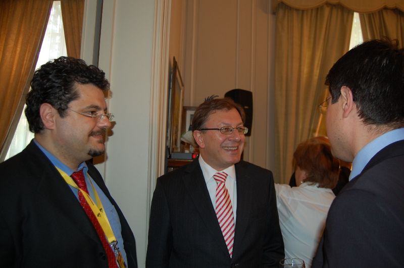 Bakan Davutoğlu; ‘Türkiye’nin geleceği parlaktır’