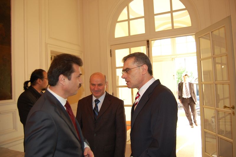 Bakan Davutoğlu; ‘Türkiye’nin geleceği parlaktır’