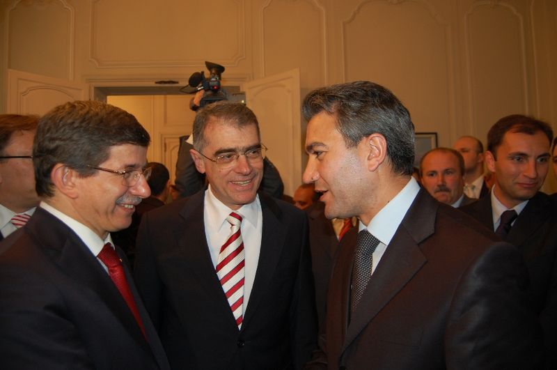 Bakan Davutoğlu; ‘Türkiye’nin geleceği parlaktır’
