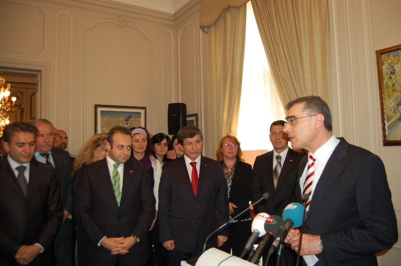 Bakan Davutoğlu; ‘Türkiye’nin geleceği parlaktır’