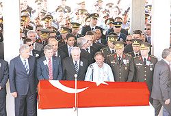 Şehitler toprağa verildi