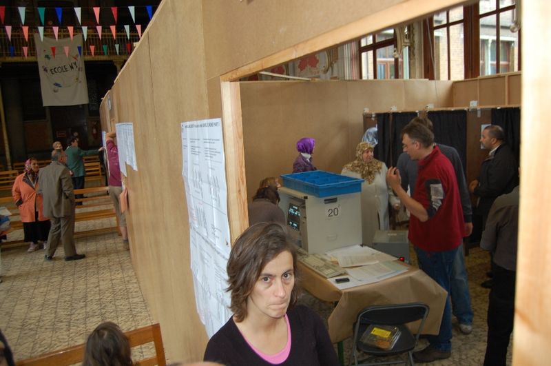 OY İŞLEMİ DEVAM EDİYOR SONUÇLAR MERAKLA BEKLENİYOR