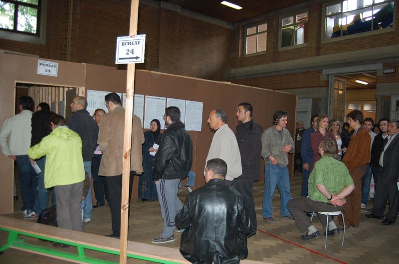 OY İŞLEMİ DEVAM EDİYOR SONUÇLAR MERAKLA BEKLENİYOR