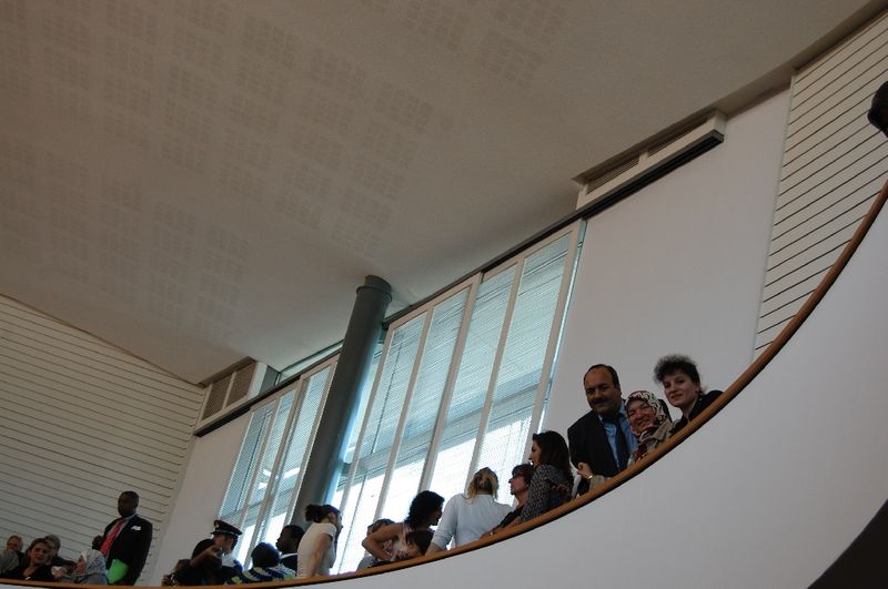 ÖZDEMIR ALKIŞLAR ARASINDA YEMİN ETTİ