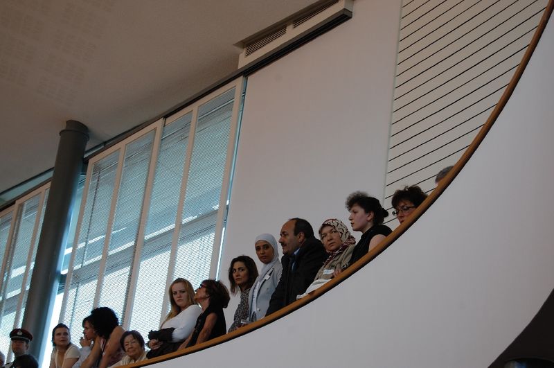 ÖZDEMIR ALKIŞLAR ARASINDA YEMİN ETTİ