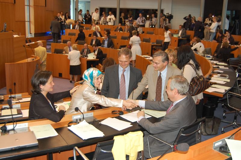 ÖZDEMIR ALKIŞLAR ARASINDA YEMİN ETTİ