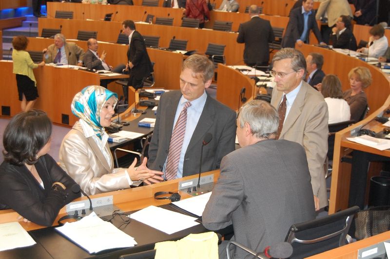 ÖZDEMIR ALKIŞLAR ARASINDA YEMİN ETTİ