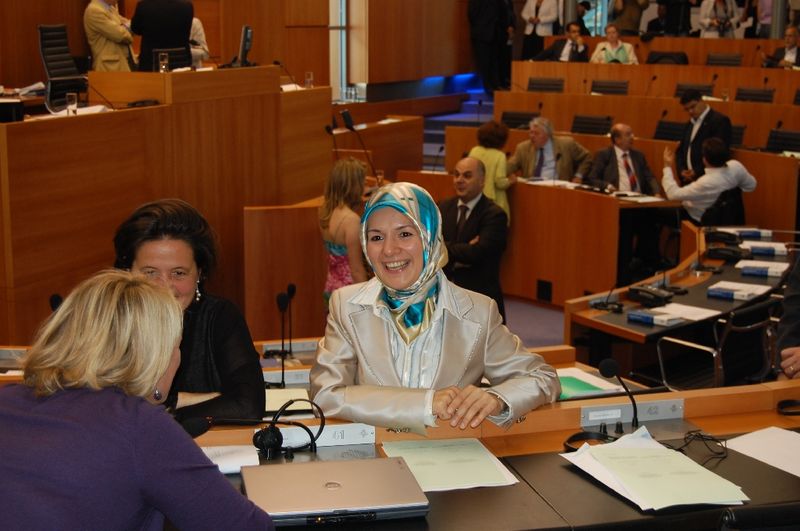 ÖZDEMIR ALKIŞLAR ARASINDA YEMİN ETTİ