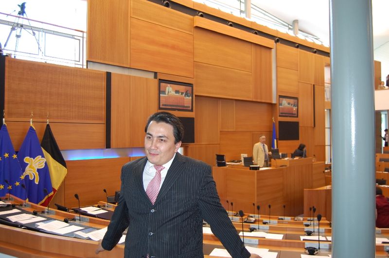 ÖZDEMIR ALKIŞLAR ARASINDA YEMİN ETTİ