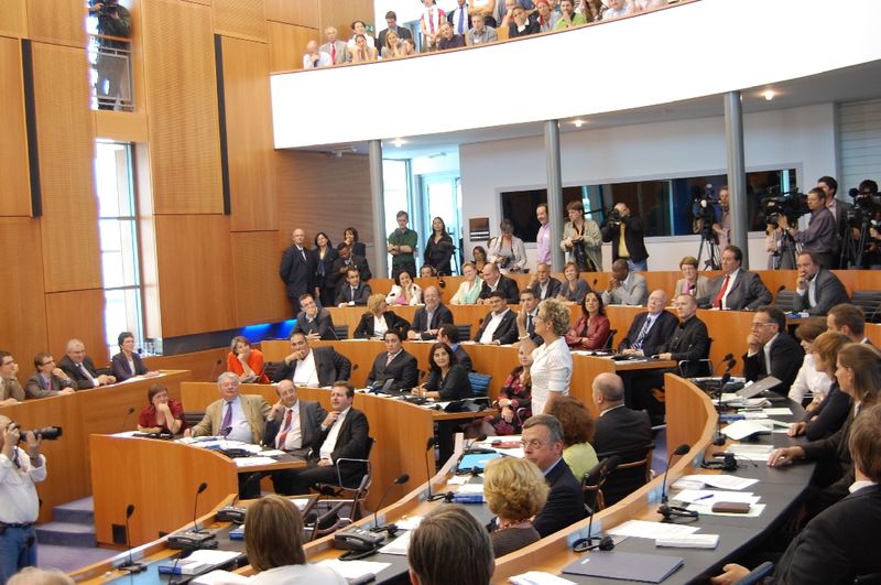 ÖZDEMIR ALKIŞLAR ARASINDA YEMİN ETTİ