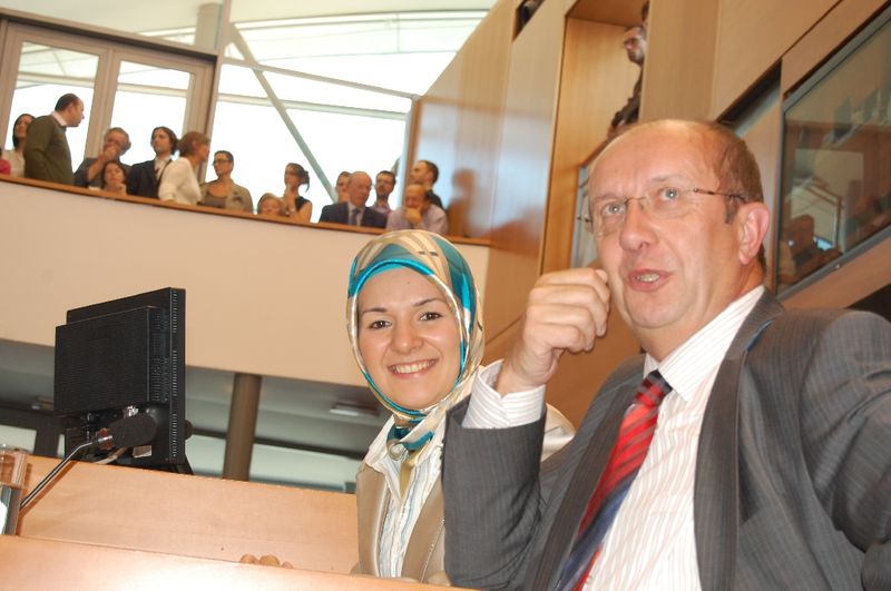 ÖZDEMIR ALKIŞLAR ARASINDA YEMİN ETTİ