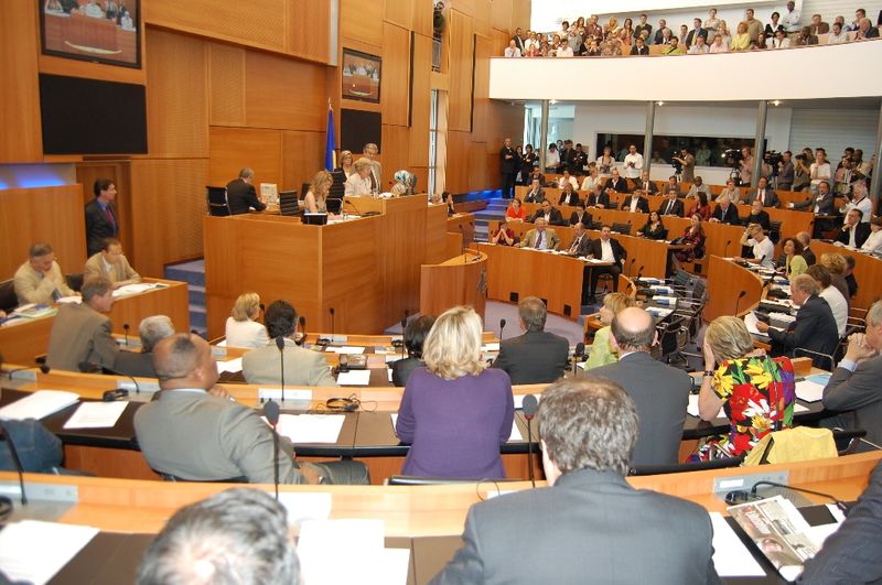 ÖZDEMIR ALKIŞLAR ARASINDA YEMİN ETTİ