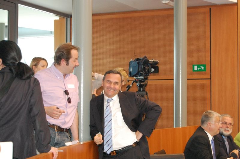ÖZDEMIR ALKIŞLAR ARASINDA YEMİN ETTİ