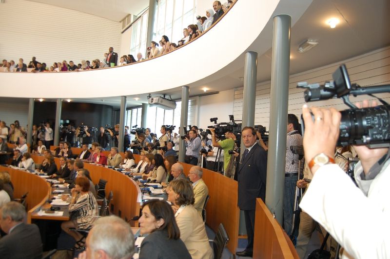ÖZDEMIR ALKIŞLAR ARASINDA YEMİN ETTİ