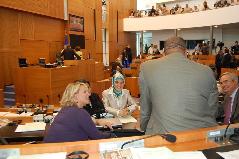 ÖZDEMIR ALKIŞLAR ARASINDA YEMİN ETTİ