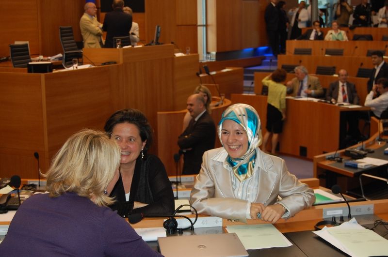 ÖZDEMIR ALKIŞLAR ARASINDA YEMİN ETTİ