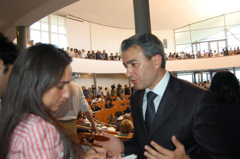 ÖZDEMIR ALKIŞLAR ARASINDA YEMİN ETTİ