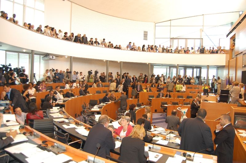 ÖZDEMIR ALKIŞLAR ARASINDA YEMİN ETTİ
