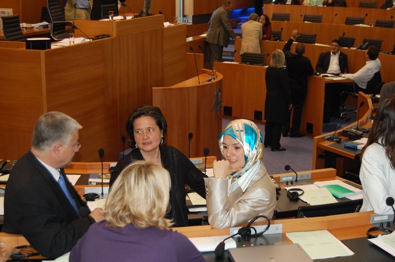 ÖZDEMIR ALKIŞLAR ARASINDA YEMİN ETTİ