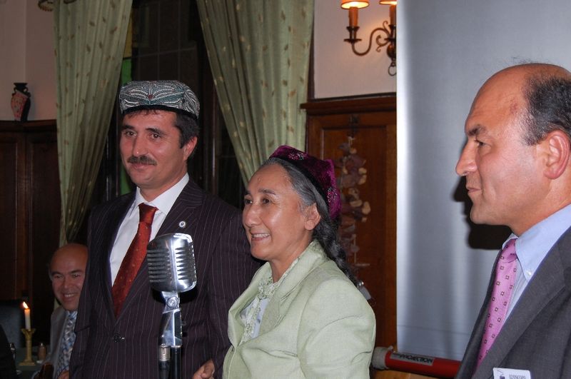 UETD İFTARININ ONUR KONUĞU RABİA KADEER İDİ