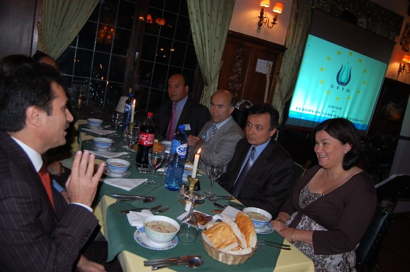 UETD İFTARININ ONUR KONUĞU RABİA KADEER İDİ