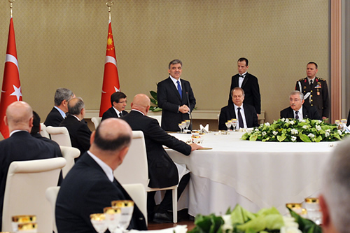 Yemekte Elçileri Ağırladı