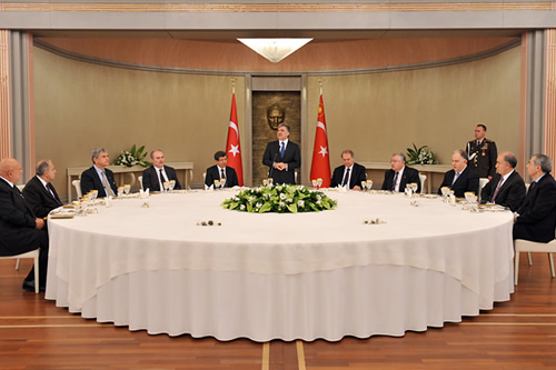 Yemekte Elçileri Ağırladı