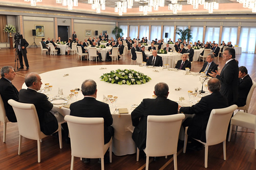 Yemekte Elçileri Ağırladı
