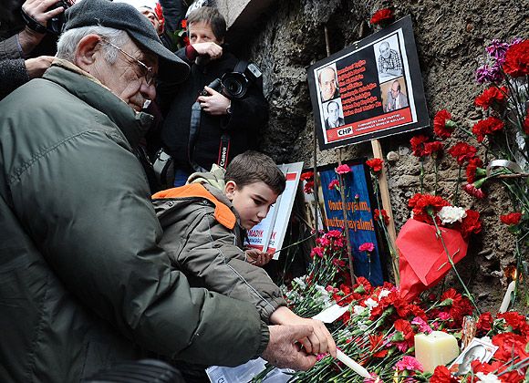 TÜRKİYE'DE UĞUR MUMCU ANILDI