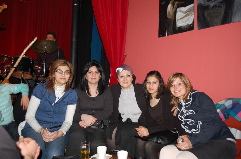 SÜMEYRA KOCA'YI DOĞUM GÜNÜNDE ARKADAŞLARI YALNIZ BIRAKMADI