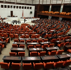 'Parti Kapatma ve Yaş Kararı' Onayı