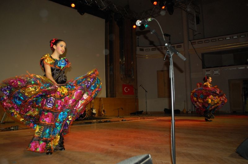 23 NİSAN BRÜKSEL'DE BÜYÜK BİR COŞKUYLA KUTLANDI