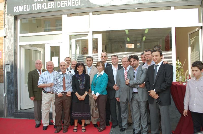 Belçika Rumeli Türkleri Derneği halaylarla açıldı