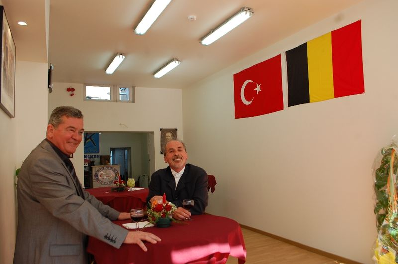 Belçika Rumeli Türkleri Derneği halaylarla açıldı
