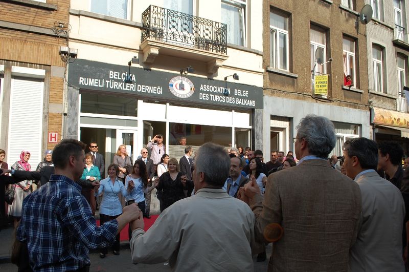 Belçika Rumeli Türkleri Derneği halaylarla açıldı