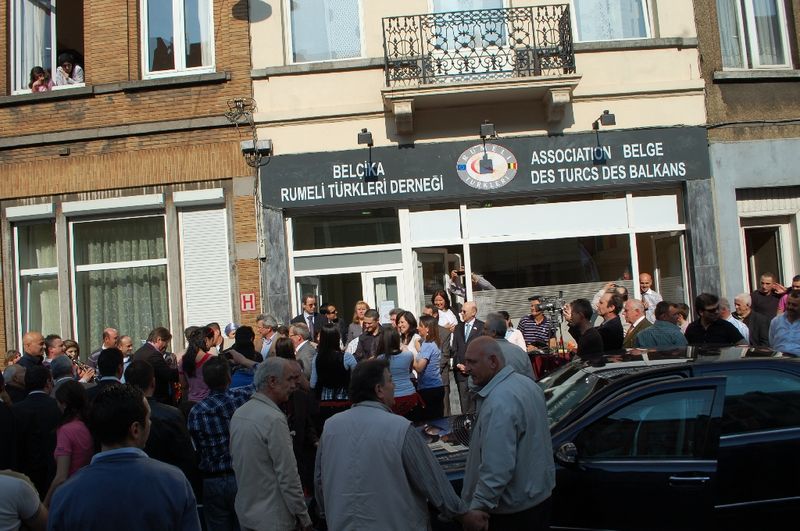 Belçika Rumeli Türkleri Derneği halaylarla açıldı