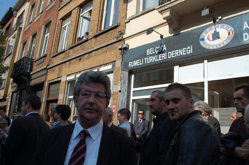 Belçika Rumeli Türkleri Derneği halaylarla açıldı