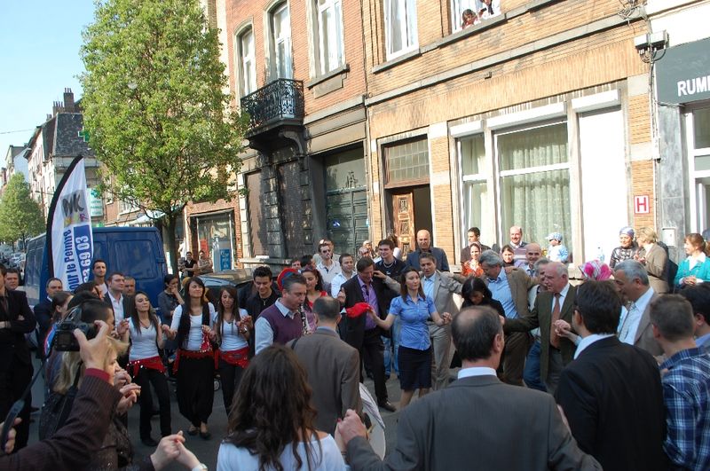 Belçika Rumeli Türkleri Derneği halaylarla açıldı
