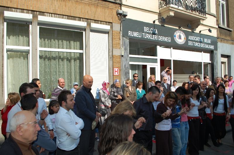 Belçika Rumeli Türkleri Derneği halaylarla açıldı