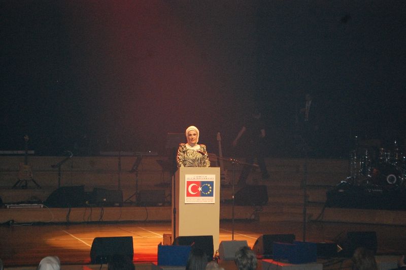 BRÜKSEL'DE SERTAP ERENER KONSERİ COŞKUSU