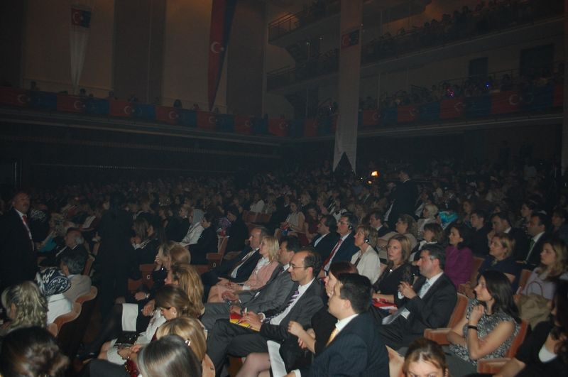 BRÜKSEL'DE SERTAP ERENER KONSERİ COŞKUSU