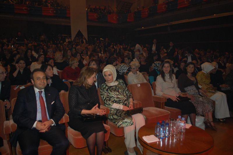 BRÜKSEL'DE SERTAP ERENER KONSERİ COŞKUSU